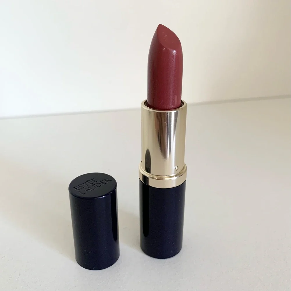 Hold New Estée Lauder mauve creme long lasting lipstick